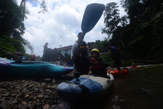 Keseruan berlatih kayak di Sungai Cianten