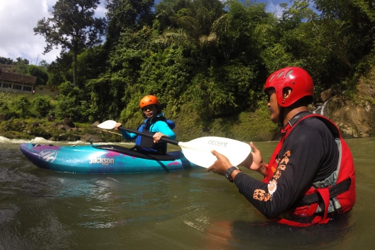 Keseruan berlatih kayak di Sungai Cianten