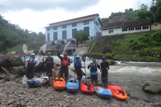 Keseruan berlatih kayak di Sungai Cianten