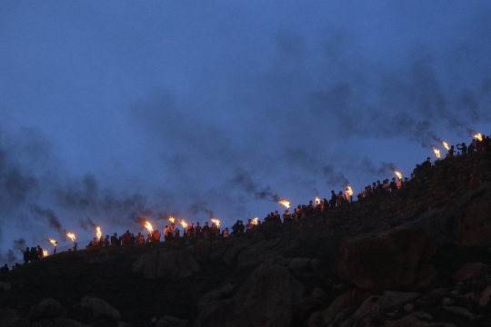 Suku Kurdi Iraq peringati hari Newroz dengan membawa obor