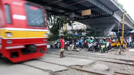 Perlintasan kereta tanpa palang pintu di Roxy bahayakan pemotor