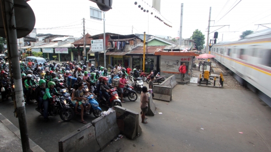 Perlintasan kereta tanpa palang pintu di Roxy bahayakan pemotor