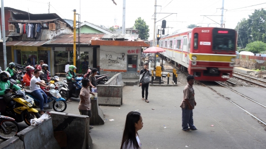 Perlintasan kereta tanpa palang pintu di Roxy bahayakan pemotor