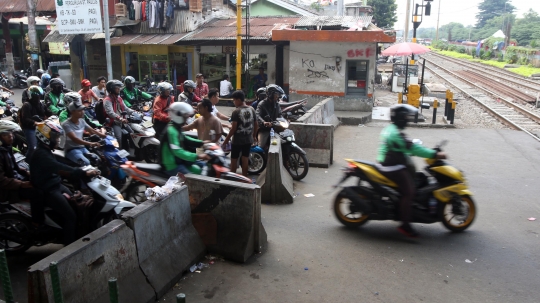 Perlintasan kereta tanpa palang pintu di Roxy bahayakan pemotor