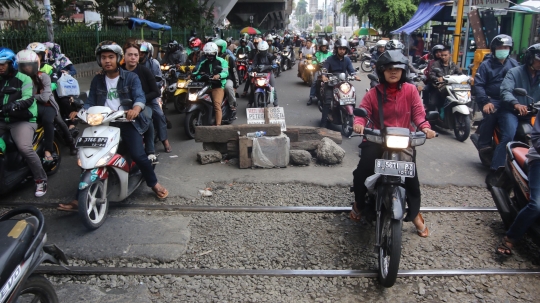 Perlintasan kereta tanpa palang pintu di Roxy bahayakan pemotor