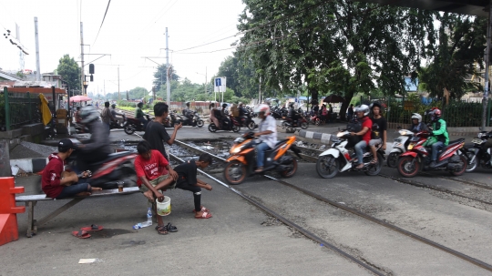 Perlintasan kereta tanpa palang pintu di Roxy bahayakan pemotor