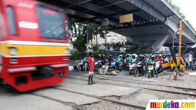 Foto Perlintasan kereta  tanpa palang pintu  di Roxy 