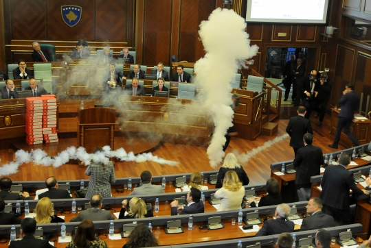 Kacaunya rapat parlemen diwarnai gas air mata