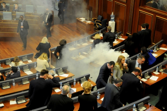 Kacaunya rapat parlemen diwarnai gas air mata