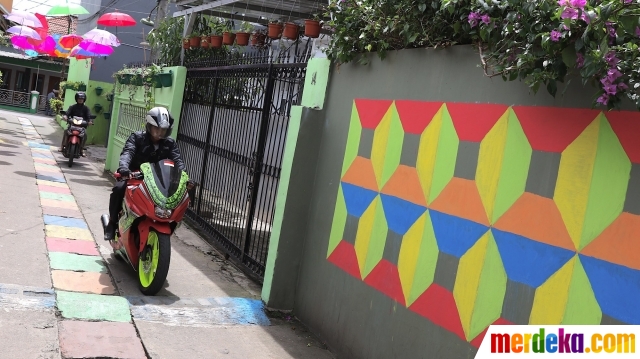 Foto Mengunjungi kampung warna  warni di Depok merdeka com