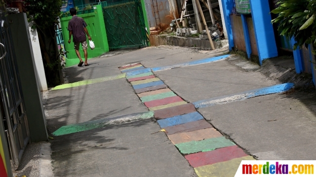 Foto Mengunjungi kampung warna warni di Depok merdeka com Foto Mengunjungi kampung warna warni di Depok merdeka com