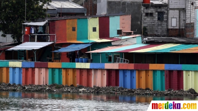 Foto : Agar enak dipandang, petugas PPSU warnai rumah dan 