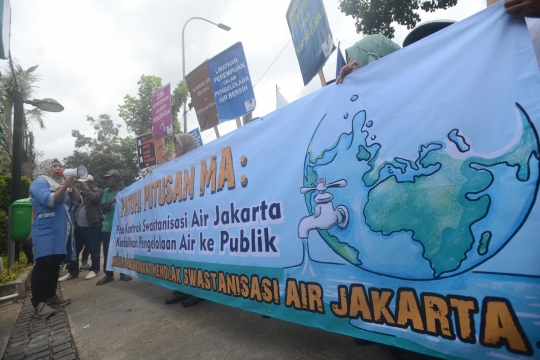 Demo swastanisasi air, puluhan orang geruduk kantor Anies