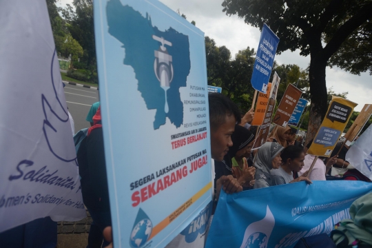 Demo swastanisasi air, puluhan orang geruduk kantor Anies