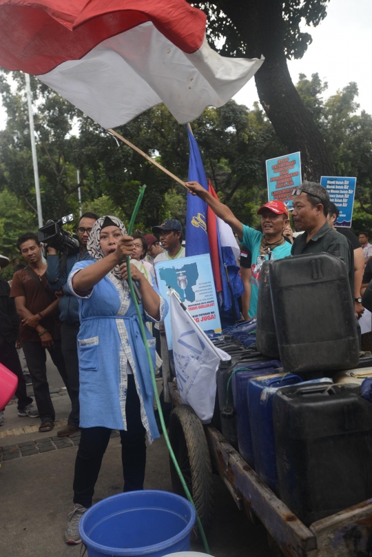Demo swastanisasi air, puluhan orang geruduk kantor Anies