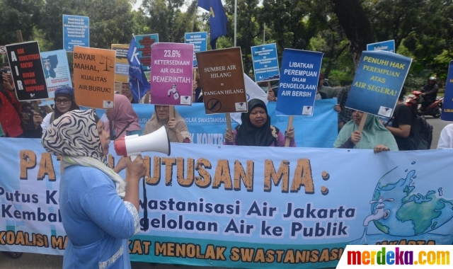 Foto : Demo swastanisasi air, puluhan orang geruduk kantor 