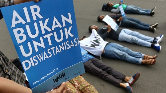 Aksi aktivis Walhi peringati Hari Air Sedunia di depan Istana