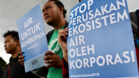 Aksi aktivis Walhi peringati Hari Air Sedunia di depan Istana