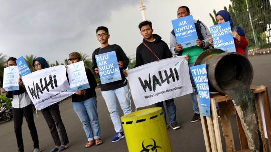 Aksi aktivis Walhi peringati Hari Air Sedunia di depan Istana