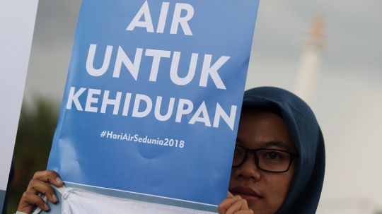 Aksi aktivis Walhi peringati Hari Air Sedunia di depan Istana