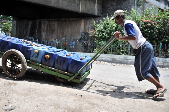 Pemasangan PAM mahal, air bersih eceran jadi harapan warga pesisir Jakarta
