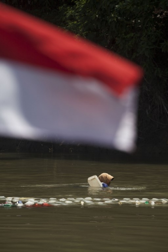 Perjuangan wanita di Sulawesi Barat arungi sungai demi air bersih