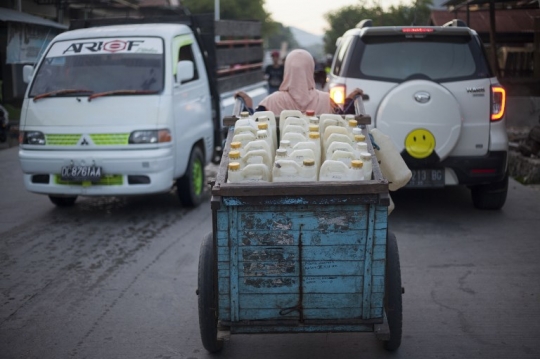 Perjuangan wanita di Sulawesi Barat arungi sungai demi air bersih