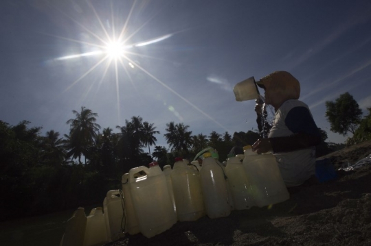 Perjuangan wanita di Sulawesi Barat arungi sungai demi air bersih