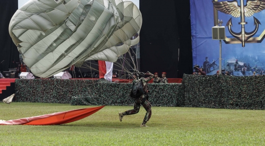 Aksi terjun payung personil Kopassus dalam Sertijab Danjen Kopassus