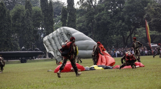 Aksi terjun payung personil Kopassus dalam Sertijab Danjen Kopassus