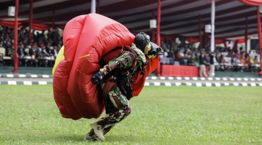 Aksi terjun payung personil Kopassus dalam Sertijab Danjen Kopassus