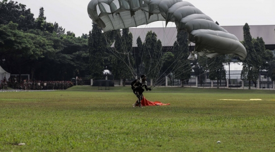 Aksi terjun payung personil Kopassus dalam Sertijab Danjen Kopassus
