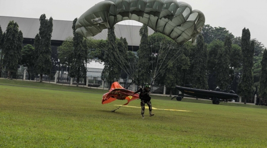 Aksi terjun payung personil Kopassus dalam Sertijab Danjen Kopassus