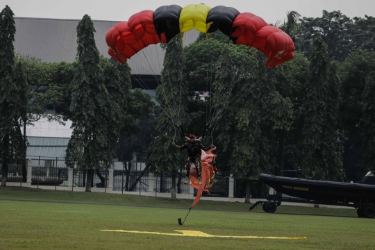 Aksi terjun payung personil Kopassus dalam Sertijab Danjen Kopassus