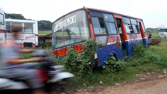 Mengunjungi makam bus Metromini di Rawa Buaya