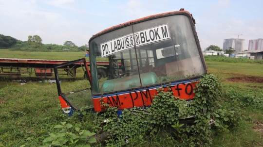 Mengunjungi makam bus Metromini di Rawa Buaya
