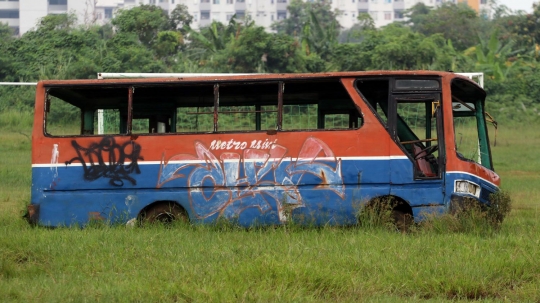 Mengunjungi makam bus Metromini di Rawa Buaya