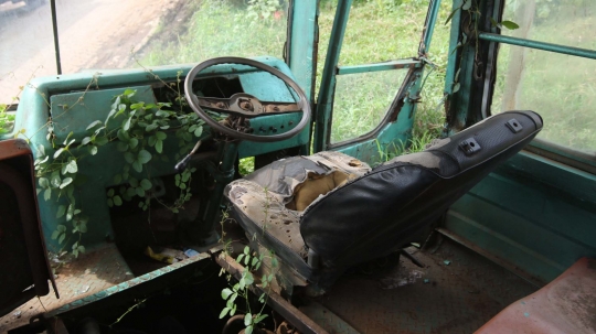 Mengunjungi makam bus Metromini di Rawa Buaya