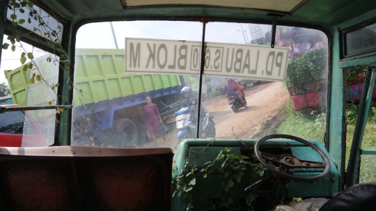 Mengunjungi makam bus Metromini di Rawa Buaya