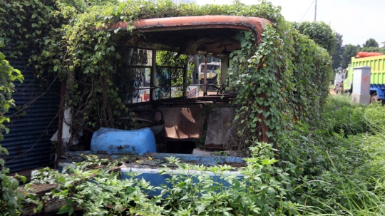 Mengunjungi makam bus Metromini di Rawa Buaya
