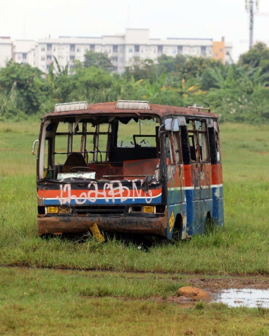 Mengunjungi makam bus Metromini di Rawa Buaya