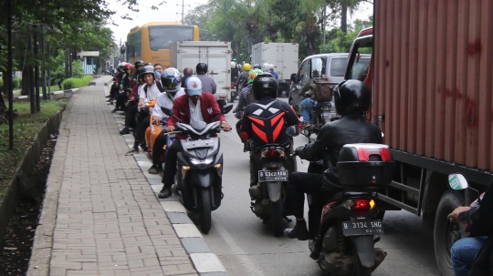 Aksi nekat pemotor lawan arah di Jalan Daan Mogot