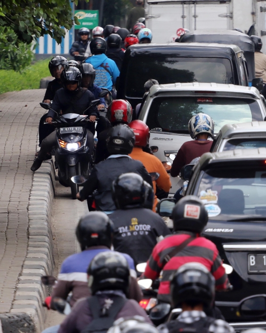 Aksi nekat pemotor lawan arah di Jalan Daan Mogot