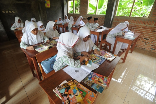 Antusiasme murid madrasah di Bogor belajar dengan buku bekas