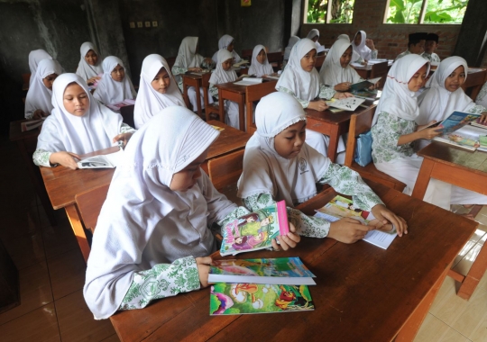 Antusiasme murid madrasah di Bogor belajar dengan buku bekas