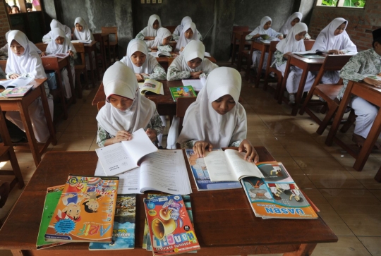 Antusiasme murid madrasah di Bogor belajar dengan buku bekas