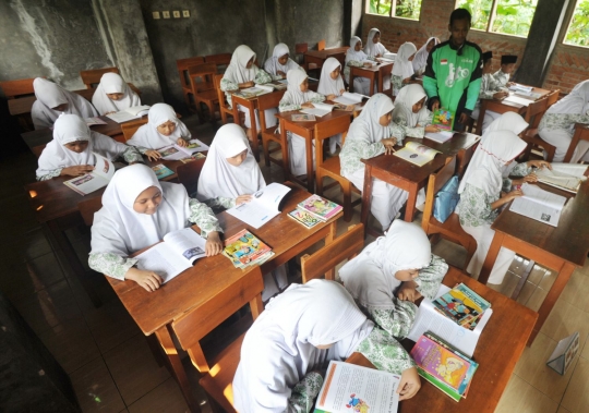 Antusiasme murid madrasah di Bogor belajar dengan buku bekas