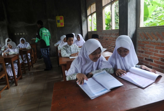 Antusiasme murid madrasah di Bogor belajar dengan buku bekas