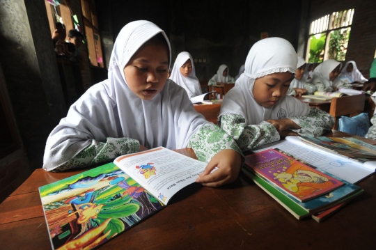 Antusiasme murid madrasah di Bogor belajar dengan buku bekas