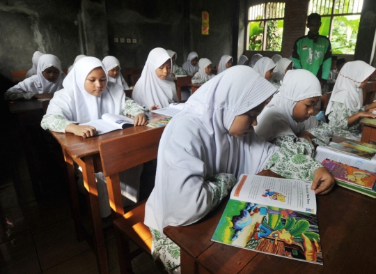 Antusiasme murid madrasah di Bogor belajar dengan buku bekas